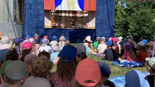 In der Kindertagesstätte Sonnenschein steht Marionette „Prinzessin Schlamperlinde“ auf der Bühne und bereitet den Kindern einen schönen, spannenden und witzigen Theaternachmittag.