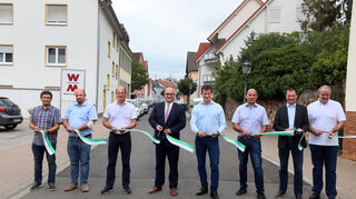 Angemessen feierlich eröffnet die Verwaltung den ersten Bauabschnitt der Mannheimer Straße für den Verkehr.