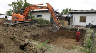 2,60 Meter tief wird gebaggert: Die Arbeiten für die Seilbahn haben in der Kleingartenanlage in der Au begonnen, wo Stütze Nummer sechs entsteht.