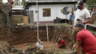 Es wird öfter nachgemessen: genaue Arbeiten am Fundament der Seilbahn-Stütze in der Kleingartenanlage Au.