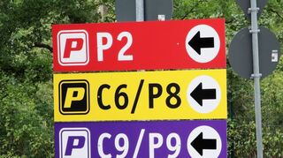 Die aufgestellten Schildern, die den Konzertbesuchern die Orientierung erleichtern, sollen, verweisen nicht nur auf die zahlreichen Parkplätze, sondern auch auf den Bahn-hof, den am Freitag zusätzlich Züge anfahren.
