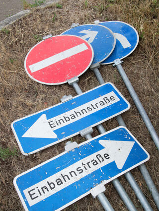Die Schilder liegen parat, das Verkehrs-konzept der Polizei wird am Freitag in die Tat umgesetzt.