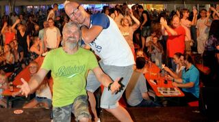 Walter Batzler und Torsten Baier sind bester Stimmung – logisch die „Zap-Gang“ feiert hier – 2018 – eine gelungene Premiere auf dem Backfischfest.