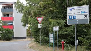 Die Vorbereitungen für das Metallica-Konzert laufen: Hier die Waldstraße an der Ecke Hubäckerring.