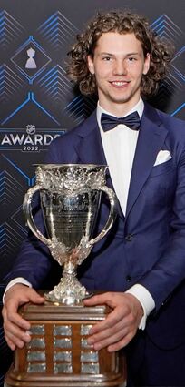 Siegerlächeln: Moritz Seider posiert mit der Calder Trophy, die jährlich an den besten Neuling der Liga verliehen wird.