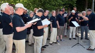 Die tollen Männerstimmen des Gesangvereins Liederkranz erfüllen hier den Weg der Hofmusik.