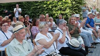 Im Hof der Arbeiterwohlfahrt fühlen sich viele Zuhörer gut aufgehoben.