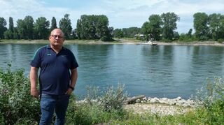 Ordnungsamtsleiter Jochen Ungerer an der Kollerfähre. Hier stehen vor allem in den Sommermonaten zahlreiche Wohnmobile, die den Bereich als kostenlosen Stellplatz ansehen. Das führt zu einem verstärkten Müllproblem.