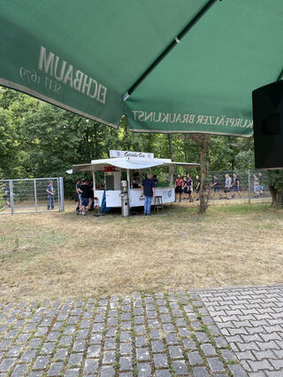 Im Garten des Pumpwerks haben die Mitarbeiter einen Verpflegungsstand aufgebaut, der von den Festivalbesuchern auf dem Weg vom Parkplatz in Motodrom gern genutzt wird.