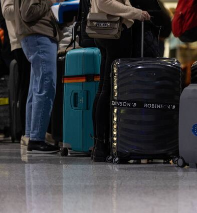 Wegen Personalmangels kann es auch am Flughafen zu Flugausfällen oder Verspätungen kommen.