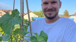 Julian Friedrich strahlt: Seine Melonenpflanze trägt Früchte.