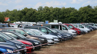 Der Parkplatz hinter dem Pumpwerk füllt sich.