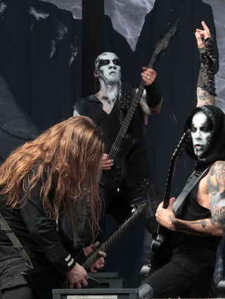Behemoth rocken die Bühne.
