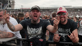 Chris und Oliver sind ganz vorne dabei und rocken mit den Bands mit.