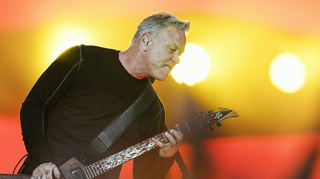Sänger James Hetfield von der Band ·Metallica· steht beim Rock-Festival "Download" am Hockenheimring auf der Bühne.