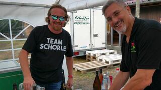 Vorsitzender Gerd Welker (r.) und Sportwart Michael Henze haben das Open-Air organisiert und zeigen auch an der Bar viel Einsatz.