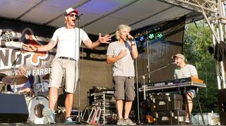 Die Zap-Gang-Frontmänner Torsten Baier (2. v. l.) und Walter Batzler heizen mit ihren Bandkollegen den Ketschern ordentlich ein. Auch sie genießen sichtlich, endlich wieder feiern zu können.