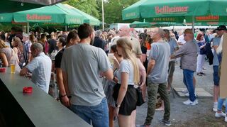 Mit mehreren Bars und Getränkewagen versorgen die Naturfreunde ihre Besucher. Wegen des großen Ansturms kommt es aber gerade zu Beginn des Abends zu langen Warteschlangen.