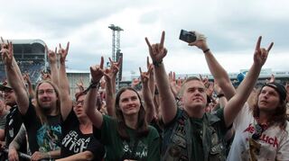 Sie feiern ihre Helden auf der Bühne: Metal-Fans aus ganz Deutschland.