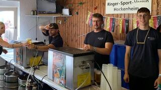 Zentraler Punkt im Kiosk Süd F: die Getränkeausgabe. Melanie Jost (v. l.), Steffen Bartsch, Damian Burda und Nico Offenloch vom RSV-Helferstab sind gewappnet.