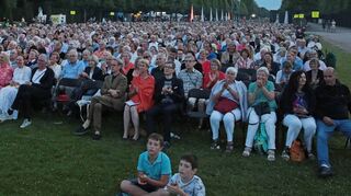 Die Besucher auf den Plätzen vor der Bühne: Insgesamt kommen mehr als 3000 Gäste zu „Schloss in Flammen“ in den Schlossgarten Schwetzingen.