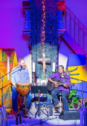Tolles Flair: Die Kirche ist als Veranstaltungsort für die Konzertlesung wie geschaffen. Patrick Depuhl verleiht Judy Bailey seine Stimme.