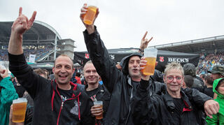 Sie haben es geschafft: Die Download-Besucher Michael (v. l.), Cedric, Fritz und Veronika haben ihr Bier.