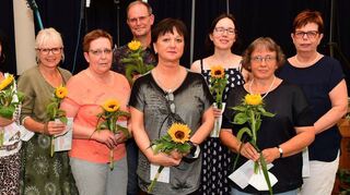 Zieht verbal den Hut vor den verdienten Pflegekräften: Sozialstation-Vorsitzende Esther Kraus (v. l.) ehrt Geanina Hans (20 Jahre), Rita Seibert, Hildegard Galley und Micha Böbel (jeweils 30 Jahre) sowie Elisabeth König, Sabine Tode, Martina Ackermann und Sabine Geiger (jeweils zehn Jahre) mit Sonnenblumen und Präsenten.