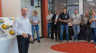 Teamleiter Engineering Support and Application Markus Becker präsentiert den Kunden bei der Eröffnung des Brühler Zentrums eine Hima-Lösung zum automatisierten Testen.