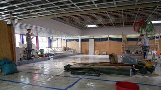 In der Aula der Neurottschule, die gerade saniert wird, ist der Stark-regen in der Nacht durch das Flachdach gedrungen.