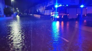 Währned die Freiwillige Feuerwehr Ketsch zu den ersten Einsätzen ausrückte, prasselte der Regen weiter auf die pitschnassen Straßen.