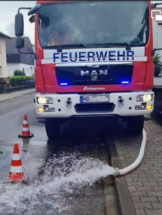 Jede Menge Wasser pumpen die Wehren aus den Kellern der Region.