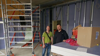 Architekt Tobias Maier (l.) und Bauamtsleiter Marc Schneider in einem der zukünftigen Klassenzimmer.
