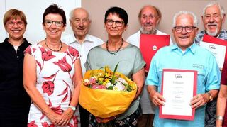 Gut gelaunt: Renate Schmidt (v. l.), Gaby Wacker, Heinz Ochs, Monika Stumpf, Helmut Schneider, Walter Fritz, Dieter Schneider, Rosa Grünstein, Walter Stumpf. Leider konnten wegen Urlaub und Krankheit nicht alle Geehrten anwesend sein.