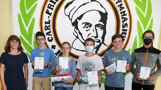 Mit dem Mathematikgenie Carl Friedrich Gauß im Rücken: Lehrerin Rusch (v. l.) und die Preisträger des Känguru-Wettbewerbs Felix Henze, Laura Morich, Lars Morich, Jimmy Wehowski und Ali Yahya Düger, die ihre Urkunden präsentieren.