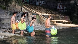 Auf zum „Schwumm“: An heißen Sommertagen pilgern die Basler zum Rhein.