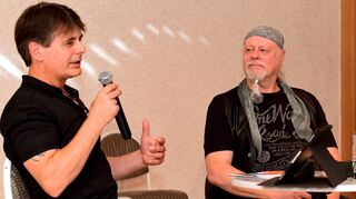 Alex Hönig (l.) von Xela Music aus Ketsch interviewt bei der CD-Release im Ferdinand-Schmid-Haus den Neulußheimer Voll-blutmusiker Holger Alt alias Heavy Holly.