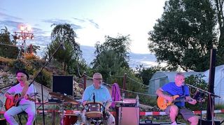 Die Band „JayCee“, Charly Weibel (v. l.), Rene Lauk und Jens Penther sorgt für Begeisterung und einen musikalischen Akzent bei den Besuchern des Lichterfestes.