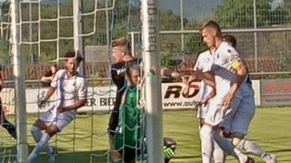 Dominik Martinovic (dunkles Trikot) erzielt in dieser Szene das 2:0.