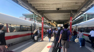 Auf den Bahnsteigen am Stuttgarter Hauptbahnhof ist viel los.