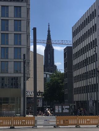 Für eine Stippvisite beim höchsten Kirchturm der Welt bleibt trotz Verspätung keine Zeit