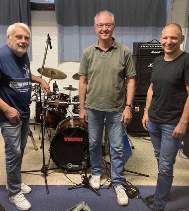 Dufte Typen: Bassist Hagen Grube (v.l.), Gitarrist und Leadsänger Horst Marthaler und Schlagzeuger Martin Schütz von „WoodRock“ lassen es gerne krachen.