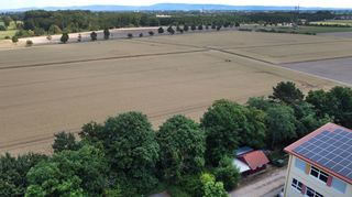 Auf diesem Gelände bei der Realschule (rechts unten im Bild) soll der Sportplatz entstehen. Mit dem Einvernehmen für den Bebauungsplan ebnete der Gemeinderat dafür planerisch den Weg.
