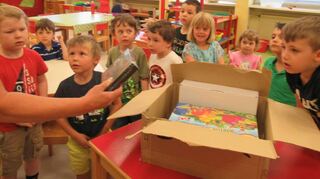 Auspackvergnügen: Die Gruppen des Parkkindergartens durften sich Spiele wünschen, die von der Spende des Elternbeirats bestellt wurden. Die Freude war groß und die Kleinen strahlten wie an Weihnachten.