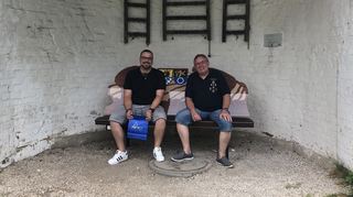 Empfang auf der Schwetzinger Motivbank: Stefan Rottenkolber (l.), der neue Städtepartnerschaftsbeauftragte im Schrobenhausener Rathaus, begrüßt den Gast aus der Kurpfalz.
