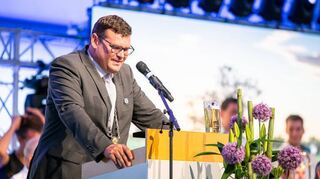 Bürgermeister Nils Drescher richtet Grußworte an die Gäste im Festzelt.