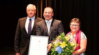 Ab sofort Altbürgermeister und neuer Ehrenbürger: Jürgen Kappenstein (Mitte) präsentiert die von Bürgermeisterstellvertreter Michael Seitz (l.) überreichte Urkunde. Ehefrau Claudia Kappenstein erhält Blumen.