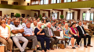 Illustre Besucherreihen: Ganz vorne sitzen unter anderem Gäste aus der französischen Partnergemeinde Trélazé mit dem früheren Bürgermeister Marc Goua (4. v. r.), Ehrenbürgerin Helena Moser sowie Claudia und Jürgen Kappenstein.