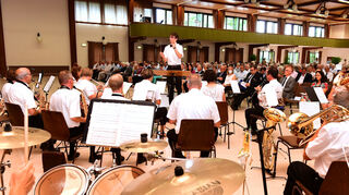 Bringen musikalischen Schwung in die Rheinhalle: Der Musikverein 1929 unter der Leitung von Julian Wittig setzt die passenden klanglichen Akzente bei der feierlichen Verabschiedung.