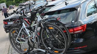 Wenn das schwere E-Bike mit in den Urlaub soll, eignet sich ein Fahrradträger für Anhängerkupplungen.